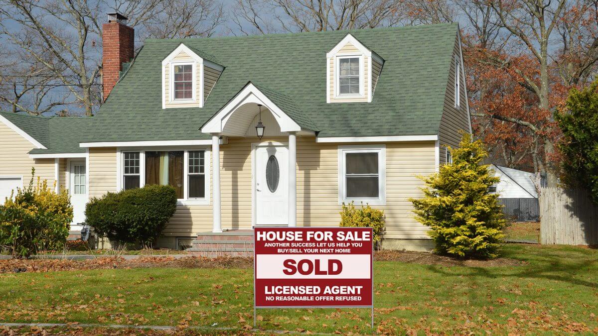 sold-house-with-a-sold-sign